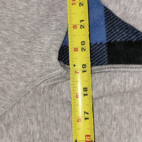 New Balance. Crewneck pullover. Carpet-logo. Like-new.  Women's Medium - Picture 9 of 15